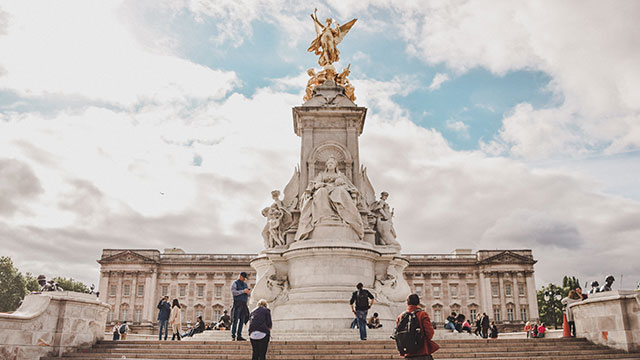 The Victoria Memorial in front of Buckingham Palace © Norali Nayla / Unsplash. Image courtesy of Norali Nayla / Unsplash. The Victoria memorial in front of Buckingham Palace with people of the steps.