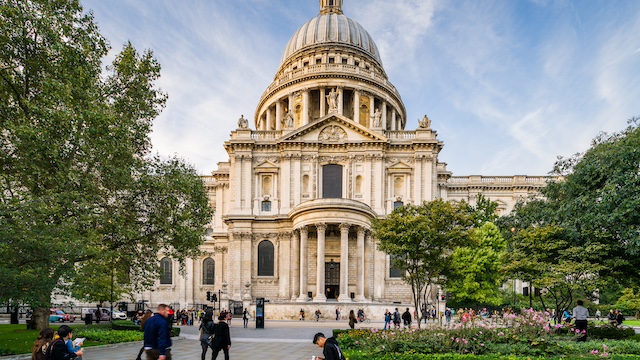 St Paul's Cathedral has accessible features and entrances for visitors. Credit: Jon Reid. Image courtesy of visitlondon.com. People walking around St Paul's Cathedral in London on a sunny day.